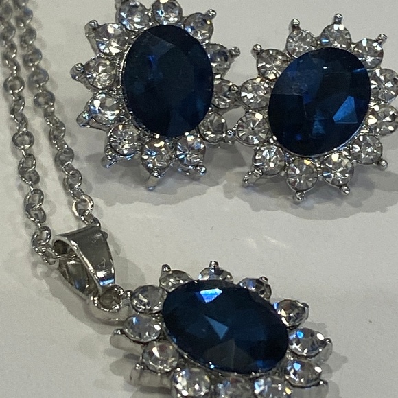 Jewelry - Gorgeous Sparkling Blue Necklace Earrings Set
